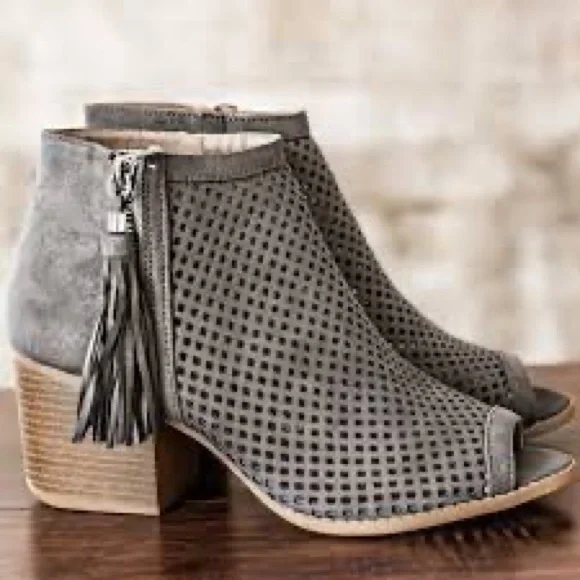 Qupid Core 18 peep toe tassel booties EUC - Picture 1 of 6